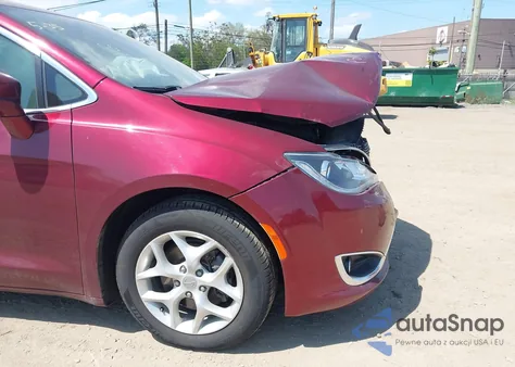 2018 Chrysler Pacifica Touring Plus z USA, uszkodzony, nr VIN 2C4RC1FG2JR150059